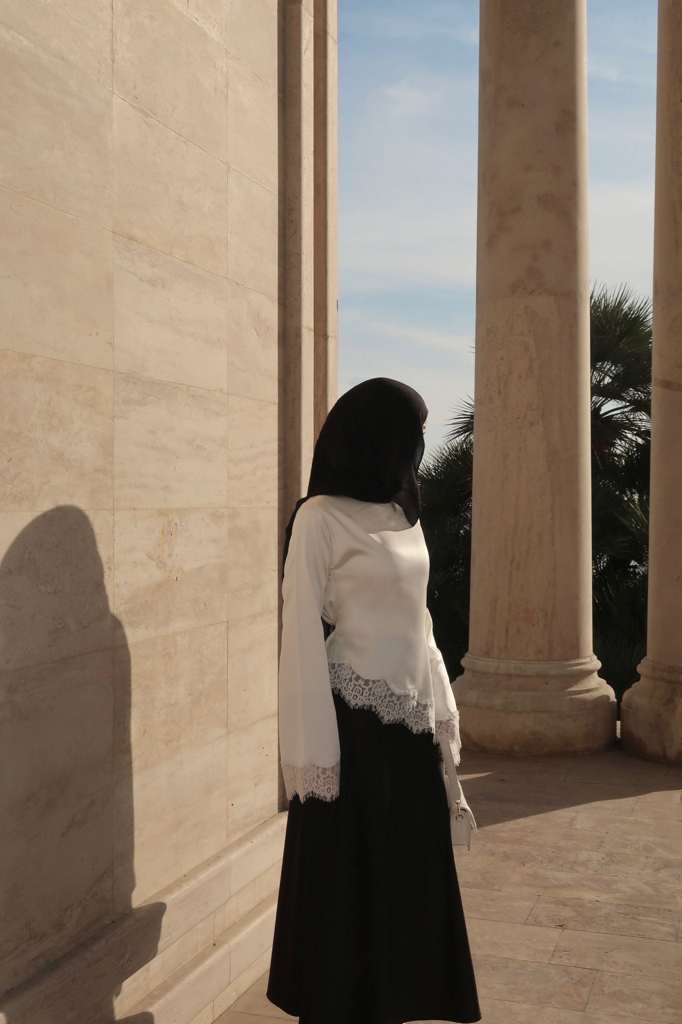 ORORA ⎸ BLOUSE SATINÉE AJUSTABLE À DENTELLE