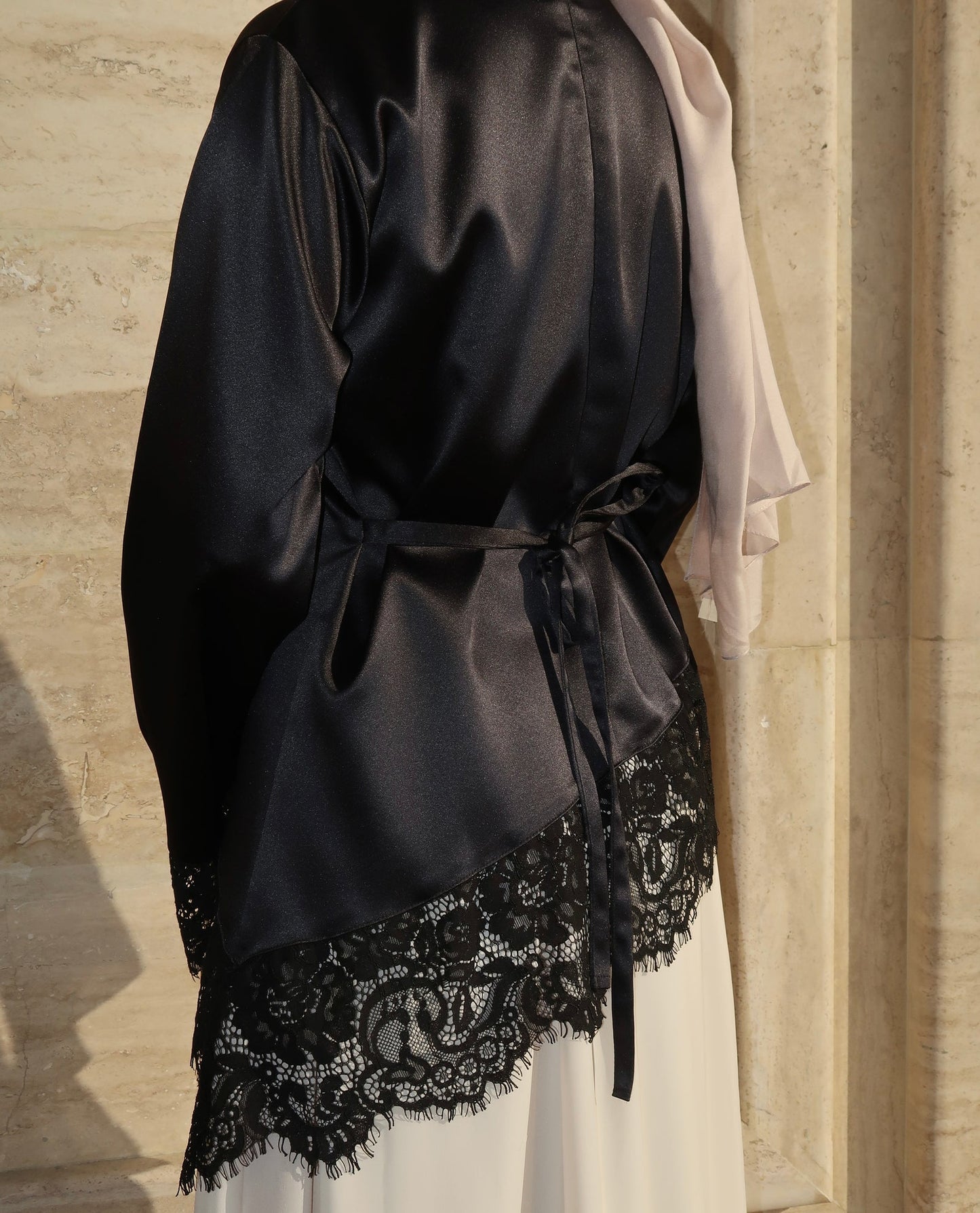 ORORA ⎸ BLOUSE SATINÉE AJUSTABLE À DENTELLE