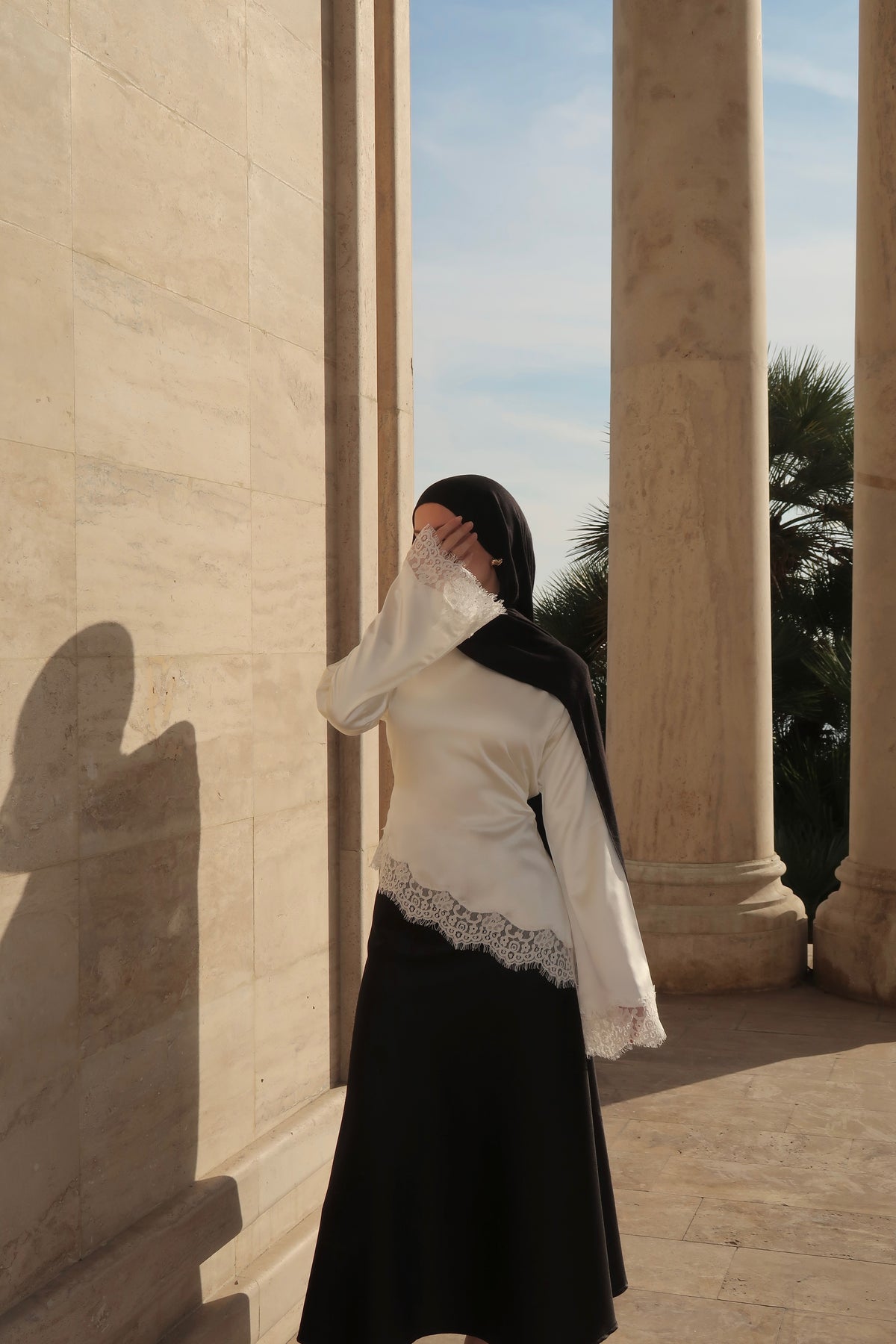 ORORA ⎸ BLOUSE SATINÉE AJUSTABLE À DENTELLE