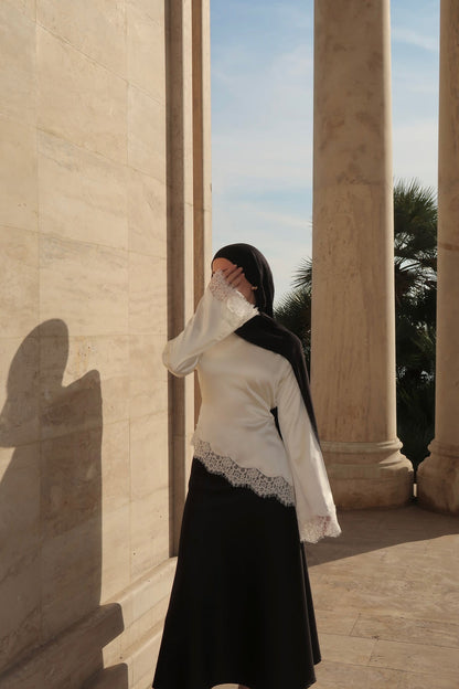 ORORA ⎸ BLOUSE SATINÉE AJUSTABLE À DENTELLE